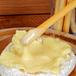 Avinžirniai su žaliuoju pesto ir spirgučiais